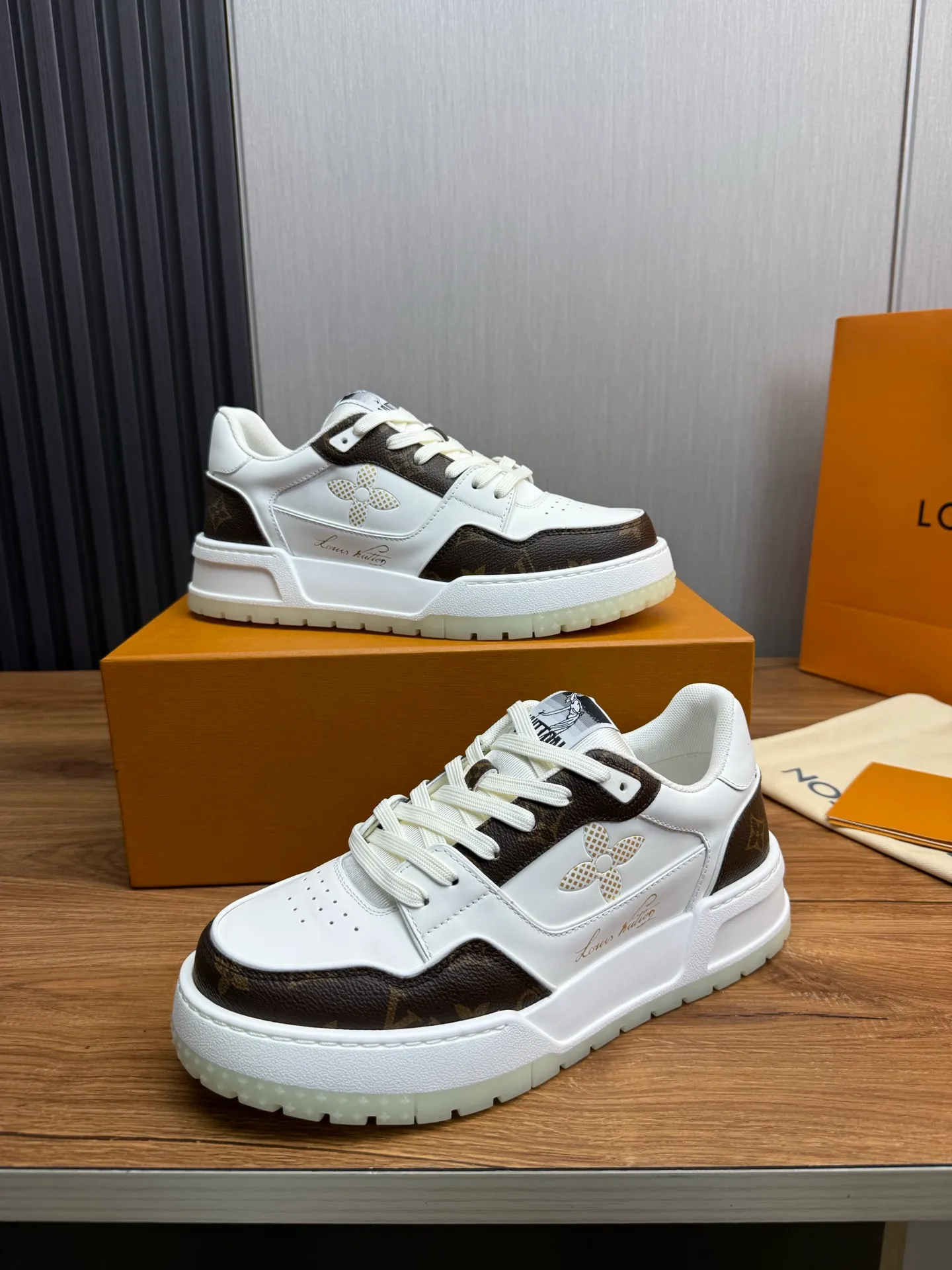 Men's shoes 💰860💰 LV. High version counters are on sale at the same time ⬆️ Men's new sneakers 🔥 The uppers are imported cowhide; "High-end, high-end, classy, ​​noble" workmanship is exquisite (original cowhide is used inside), soles: Original outsole specially provided by the original factory, taken in real life 🎬. Yardage: 38-44. (38.45 can be customized)